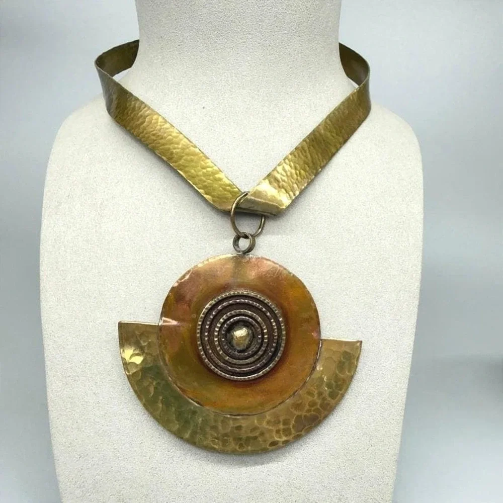 VTG Hammered Medallion Choker Necklace c.‎ 1980s Brass Copper Statement 14-16